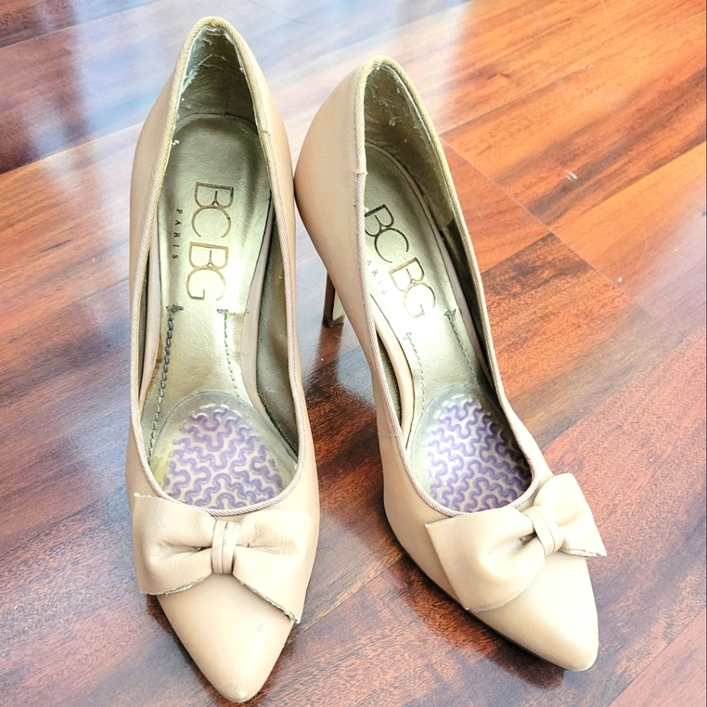 BCBG bow pumps
